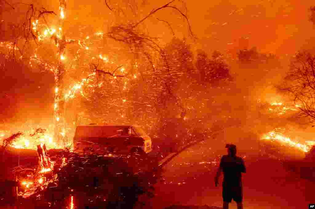 منظره‌ای مهیب از آتش سوزی جنگل‌ها در اورنج کانتی در کالیفرنیا 