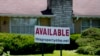 Un cartel que dice "Disponible" se exhibe frente a una casa en Rolling Meadows, Illinois, el lunes 10 de junio de 2024. [Foto: AP]