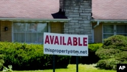 Un cartel que dice "Disponible" se exhibe frente a una casa en Rolling Meadows, Illinois, el lunes 10 de junio de 2024. [Foto: AP]