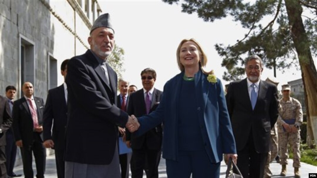Presiden Afghanistan Hamid Karzai menyambut kunjungan Menlu AS Hillary Rodham Clinton di istana Presiden di Kabul (20/10).