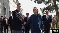 Presiden Afghanistan Hamid Karzai menyambut kunjungan Menlu AS Hillary Rodham Clinton di istana Presiden di Kabul (20/10).