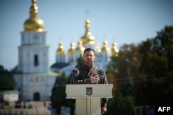 Presiden Ukraina Volodymyr Zelensky berpidato dalam upacara Hari Kemerdekaan ke-33 di Lapangan Saint Sophia, Kyiv pada 24 Agustus 2024. (Foto: AFP)