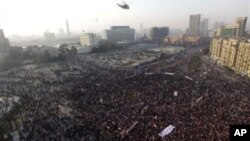 Helikopter angkatan darat Mesir terbang di atas pawai peringatan tiga tahun kebangkitan Mesir 2011 di Alun-alun Tahrir, Kairo (25/1). (AP/Amr Nabil)