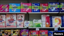 Produk popok untuk bayi dan orang dewasa dipajang di pabrik anak perusahaan Daio Paper Corporation, Elleair di Fujinomiya, prefektur Shizuoka, Jepang.