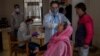 Zdravstveni radnik uzima nazalni uzorak za test prisustva Kovida 19 u Sringaru, indijski Kašmir, Indija, 20. marta 2021