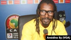 Le coach des Lions Aliou Cisse face aux journalistes pour parler du match Senegal-Zimbabwe, à Franceville, au Gabon, le 18 janvier 2017. (VOA/Amedine Sy)