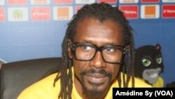 Le coach des Lions Aliou Cisse face aux journalistes à Franceville, au Gabon, le 18 janvier 2017.