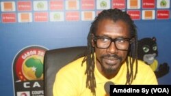 Le coach des Lions Aliou Cisse face aux journalistes pour parler du match Senegal-Zimbabwe, à Franceville, au Gabon, le 18 janvier 2017.