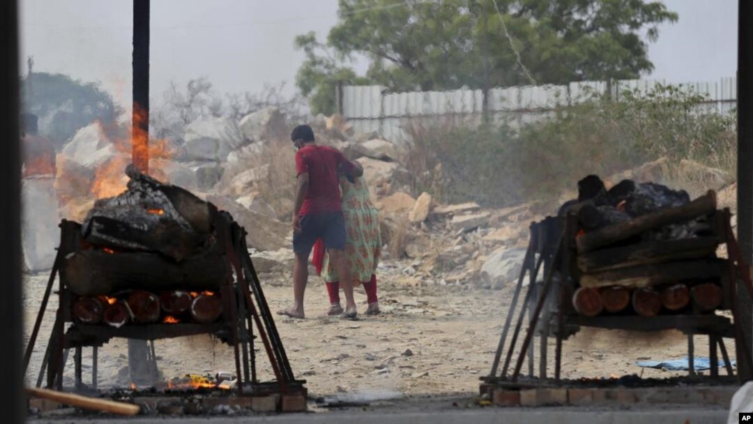 Thiêu xác người chết vì covid tại Bengaluru, Ấn Độ, 5 tháng Năm. (AP Photo/Aijaz Rahi)