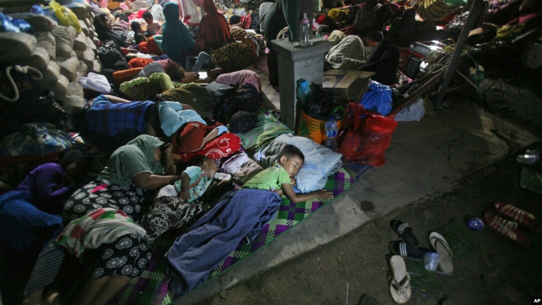 Para penyintas beristirahat di tempat penampungan sementara di Ulim, provinsi Aceh (8/12). 