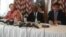 UMnu. Koffi Annan uphahlwe ngabanye bakhe uNkosikazi Mary Robinson loMnu. Mnu. Lakhdar Brahim.