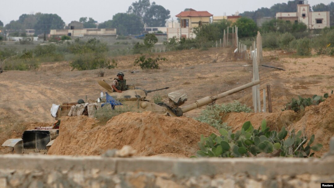 Binh sĩ biên phòng Ai Cập canh gác tại khu vực biên giới Ai Cập-dải Gaza.