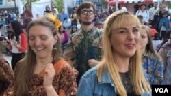 Warga Amerika memakai baju batik, ikut memeriahkan acara 'Made in Indonesia' festival di Silver Spring, Maryland (Zulfian/VOA).