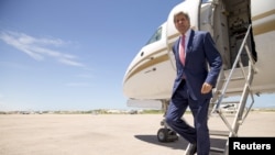រដ្ឋមន្ត្រី​ការ​បរទេស​អាមេរិក​លោក​ John Kerry បាន​មក​ដល់ ព្រលាន​យន្តហោះ​ក្រុង Mogadishu ប្រទេស​សូម៉ាលី​ នា​ថ្ងៃ​ទី​០៥​ ខែ​ឧសភា ឆ្នាំ​២០១៥ ។