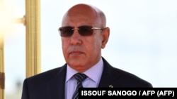 Le président mauritanien Mohamed Ould Ghazouani à son arrivée à l'aéroport de Ouagadougou, le 13 septembre 2019, à la veille du début du sommet du G5 en Afrique de l'Ouest. (Photo par ISSOUF SANOGO / AFP)