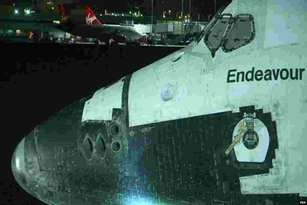 奋进号和客机航班在地面遥遥相望