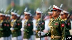 Pasukan Myanmar dalam parade di Naypyitaw (foto: dok). Pemerintah AS masih mempertahankan sanksi terhadap militer Myanmar.