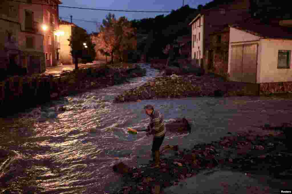 A primera hora del jueves, los residentes utilizaron bombas de agua transportadas en tractores para iniciar las tareas de limpieza y los niños ayudaron a barrer las aceras. &quot;La pena son las personas que han fallecido, que ha habido muchas&quot;, dijo una de las afectadas.