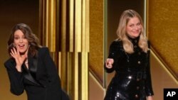  En esta captura de video emitida el domingo 28 de febrero de 2021 por NBC, las presentadoras Tina Fey, izquierda, de Nueva York, y Amy Poehler, de Beverly Hills, California, hablan en los Golden Globe Awards. (NBC vía AP)