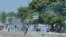 Des partisans de l'ancien président ivoirien Laurent Gbagbo affrontent la police anti-émeute à Abidjan, le 17 juin 2021, avant son arrivée dans le pays.
