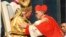 Foto de 2001 en que el actual papa Francisco, entonces arzobispo de Buenos Aires (izquierda) saludaba al entonces pontífice Juan Pablo II.