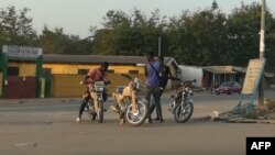 Des motos-taxis garés dans le quartier Air France à Bouaké, en Côte d'Ivoire, le 20 janvier 2018. (VOA/Siriki Barro)