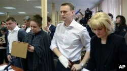 Alexei Navalny, blogger anti korupsi yang membantu mengorganisasi serangkaian protes anti-Kremlin dalam persidangan di Kirov, Rusia (17/4). 