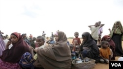 Perempuan dan anak-anak Somalia yang mengungsi akibat konflik yang berkecamuk di negara ini (foto: dok).