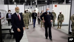 El senador Cory Booker, demócrata por Nueva Jersey (izq.) y el gobernador estatal Phil Murphy (der.) visitan el hospital provisional levantado en el Centro de Convenciones y Exposiciones de Edison, NJ. Abril 8 de 2020.