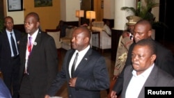 Le président du Burundi, Pierre Nkurunziza, au centre, est escorté sur le chemin de l'aéroport international Julius Nyerere à Dar es Salaam, en Tanzanie, le 13 mai 2015.