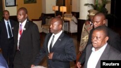 Presiden Burundi Pierre Nkurunziza (tengah) mendapat pengawalan ketat saat menuju bandara internasional Julius Nyerere di Tanzania (13/5). 