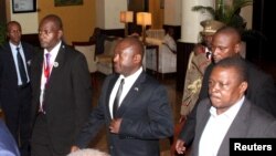 Picha ya Maktaba; rais wa Burundi Pierre Nkurunziza, katikati, akisindikizwa katika uwanja a ndege wa kimataifa wa Julius Nyerere International Airport, jinini Dar es Salaam, Tanzania, Mei 13, 2015. 