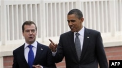 Tổng thống Hoa Kỳ Barack Obama (phải) và Tổng thống Nga Dmitry Medvedev tại hội nghị G-8