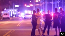 Polisi mengamankan lokasi penembakan di klub malam 'Pulse Orlando' di Orlando, Florida Minggu dini hari (12/6).