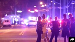 Ajan polis kap ede moun kite zòn fiziyad la nan Pulse Orlando Nightclub, Orlando, Floride. 12 Jen 2016. 