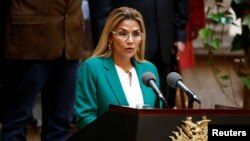 La presidenta interina de Bolivia, Jeanine Áñez, habla durante la ceremonia del Día de la Fundación del Estado Plurinacional de Bolivia, en el Palacio Presidencial, en La Paz, el miércoles 22 de enero de 2020. Reuters/David Mercado.