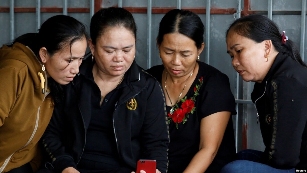 Thân nhân cô Bùi Thị Nhung, người bị nghi nằm trong số 39 nạn nhân thiệt mạng trong thùng lạnh xe tải ở Anh, theo dõi tin tức vụ việc từ quê nhà ở Nghệ An, ngày 26/10/2019.