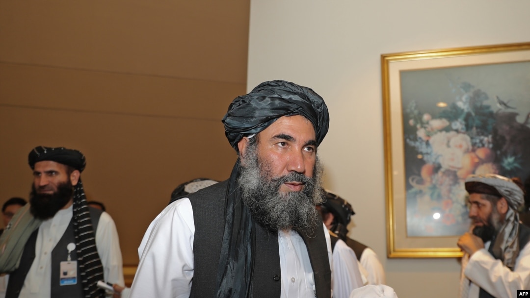 Mullah Abdul Salam Zaeef, pejabat senior Afghan Taliban, sesaat sebelum penandatanganan perjanjian AS-Taliban di Doha, Ibu Kota Qatar, 29 Februari 2020.