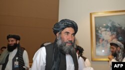 Mullah Abdul Salam Zaeef, pejabat senior Taliban Afghanistan, tiba pada saat penandatanganan perjanjian AS-Taliban di ibukota Qatar Doha pada 29 Februari 2020. (Foto: AFP/Karim Jaafar)