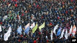 Hundreds of South Korean protesters attend an anti-government rally in downtown Seoul, South Korea, Dec. 19, 2015. 