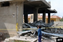 لبنان کی وادئ بیکا پر ایک اسرائیلی حملے میں تباہ شدہ عمارت کے قریب سے ایک لڑکی گزر رہی ہے ، فوٹو اے ایف پی 24 مارچ 2024