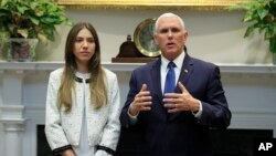 El vicepresidente de Estados Unidos, Mike Pence, recibe a Fabiana Rosales, esposa del líder oposición y presidente interino de Venezuela, Juan Guaidó.