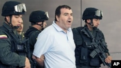 Police officers escort suspected drug trafficker Walid Makled Garcia, from Venezuela, second from right, during a press conference at police headquarters in Bogota, Colombia (File)