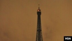 Lampu-lampu yang biasanya menerangi sekujur menara Eiffel dipadamkan selama satu jam, Sabtu (26/3).