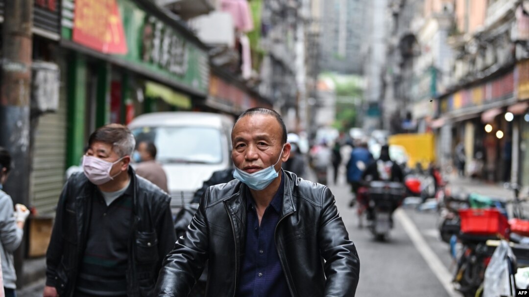 Jalanan di kota Wuhan, provinsi Hubei, China, mulai ramai, setelah dicabutnya karantina wilayah yang diberlakukan hampir tiga bulan silam untuk mencegah penyebaran virus corona, 8 April 2020.