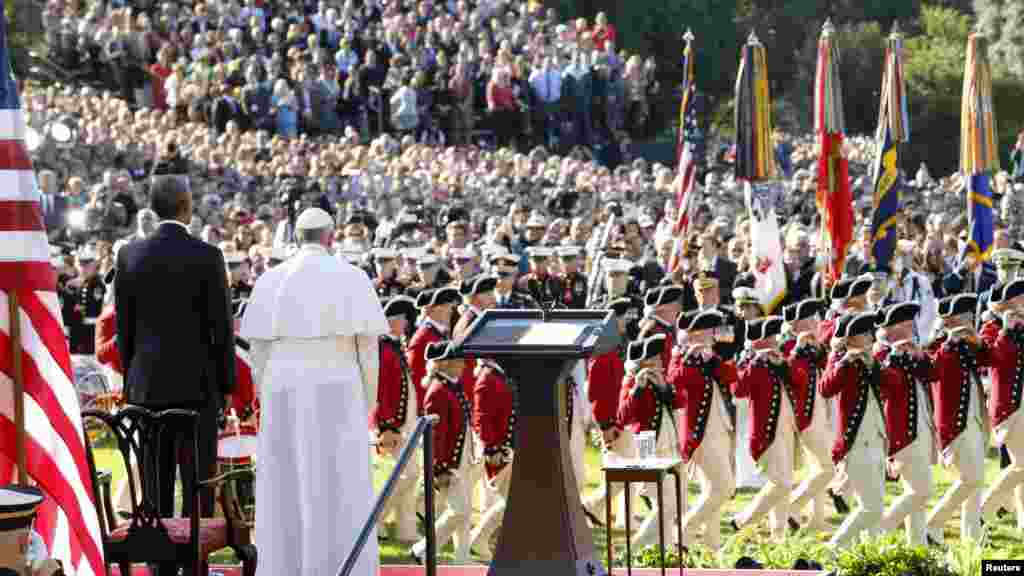 Shugaba Obama Da Fafaroma Francis Suna Karbar Gaisuwa Daga Tsofaffin Dakarun A murka A Fadar White House Dake Birnin Washington Dc, Satumba 23, 2015. &nbsp;