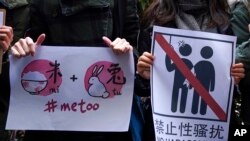 Pendukung membawa plakat terkait kasus pelecehan seksual di Beijing pada Rabu, 2 Desember 2020. Data pelacakan bias terhadap perempuan menunjukkan tidak ada kemajuan dalam dekade terakhir. (Foto: AP)