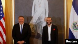 El presidente de El Salvador, Nayib Bukele, posa junto al secretario de Estado de EE.UU. Mike Pompeo en una conferencia de prensa conjunta en la Casa Presidencial en San Salvador, El Salvador, el 21 de julio de 2019.