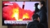 မြောက်ကိုရီးယားရဲ့ ဒုံးကျည်စမ်းသပ်မှု ရုပ်မြင်သံကြားက ပြသနေတာကို ဆိုးလ်မြို့ ဘူတာရုံမှာ ကြည့်ရှုနေသူတချို့။ (မတ် ၂၉၊ ၂၀၂၀)