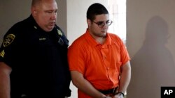 Un policía escolta a Cosmo DiNardo el jueves 13 de julio, luego de una audiencia en la corte de Doylestown, Pensilvania. Un abogado de DiNardo dijo que su cliente admitió haber matado a cuatro hombres que desaparecieron la semana pasada.